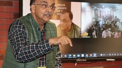 Amarjeet-Sinha-Former-Advisor-to-PM-addresses-Class-of-2023-during-ISPP-Orientation-Week-1.jpg