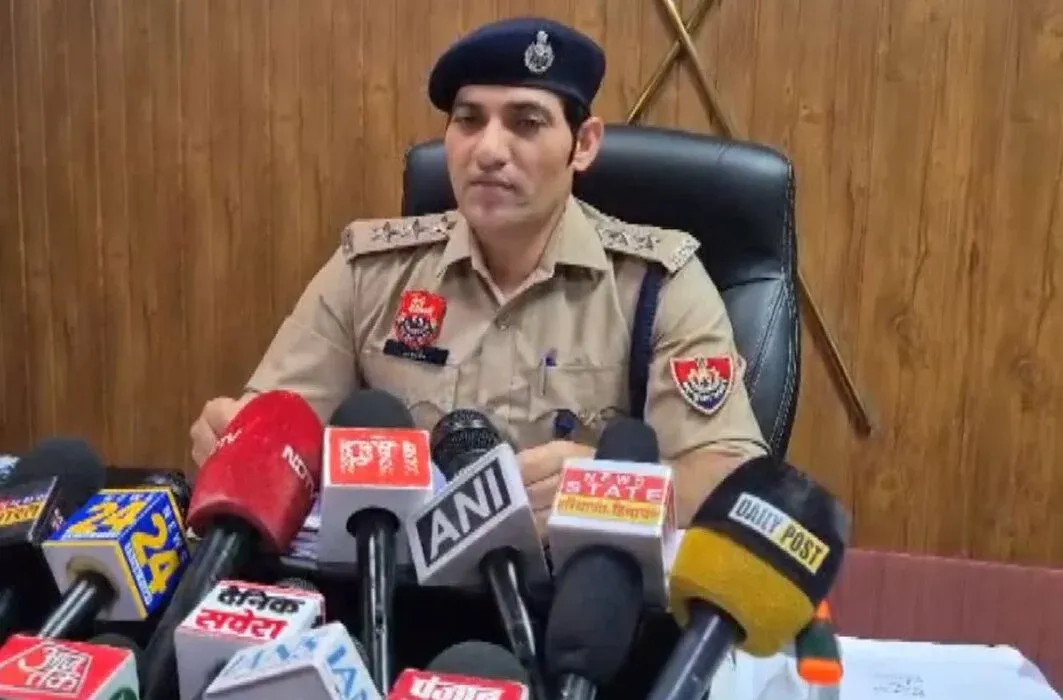 Gurugram-Police-detain-13-suspected-Bangladeshi-nationals-for-illegal-stay-1063x700-1.webp