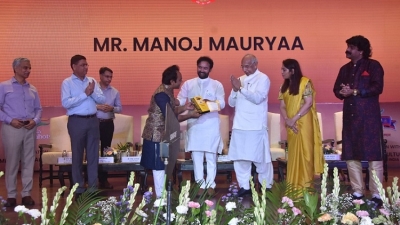 manoj-Mauryaa-Taking-award-from-g.-kishan-reddy.jpg