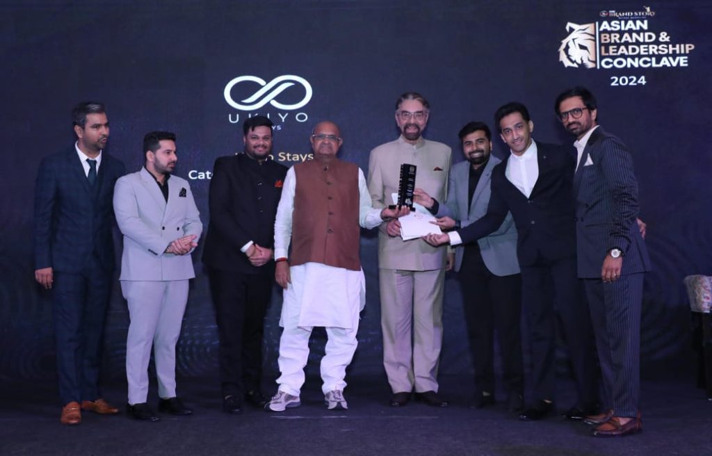 Ukiyo Stays founders Shubham Pille and Suhel Shaikh accepting the India's Leading Brand - Rising Star Award from Kabir Bedi and K.C. Tyagi, alongside esteemed guests Sagar Pandey (BJP State Spokesperson for Maharashtra), Abhay Kaushik (Founder and Editor, The Brand Story), Dhruv Pachnanda (Co-Founder and COO, The Brand Story), and Siddhesh Pathre (The Brand Story Team). 